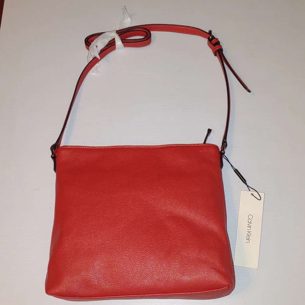 ๐บCALVIN KLEIN R-q Crossbody Bag in Red - Picture 6 of 14